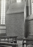 82907 Interieur van de Domkerk (Domplein) te Utrecht: gemetselde bescherming van het praalgraf van luitenant-admiraal ...